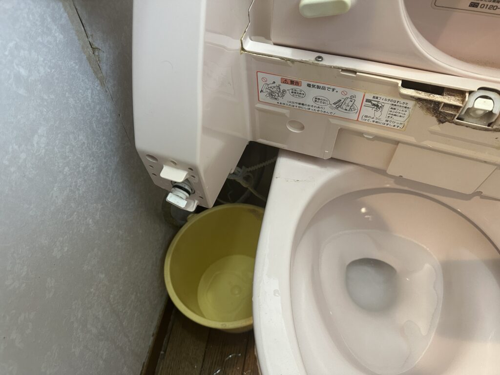 水道メンテナンスセンターでウォシュレット水漏れを修理した事例:「ウォシュレット本体の隙間から水が滲んで」