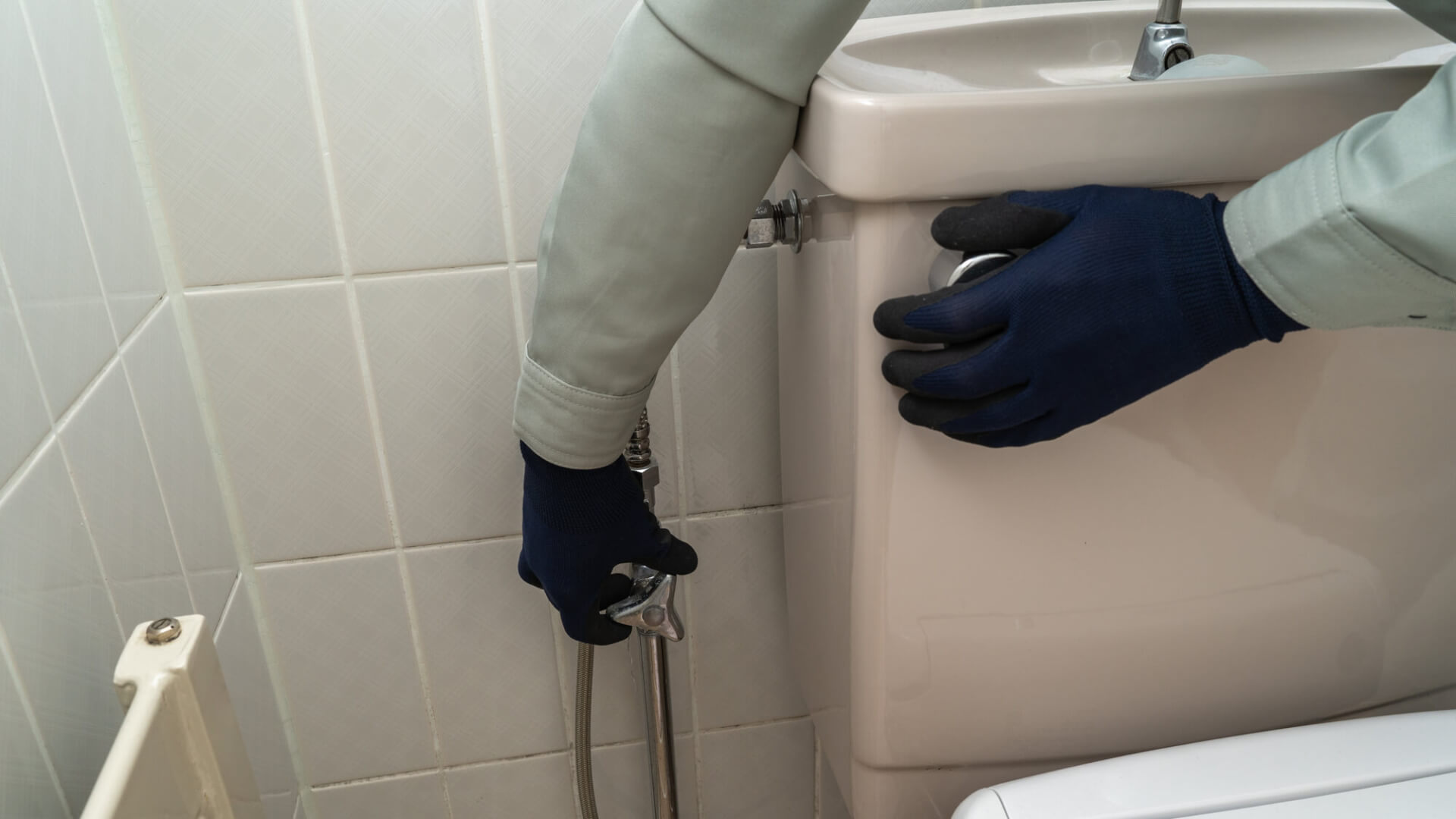 トイレの止水栓が固くて回らない！自分でできる簡単対処法と予防策