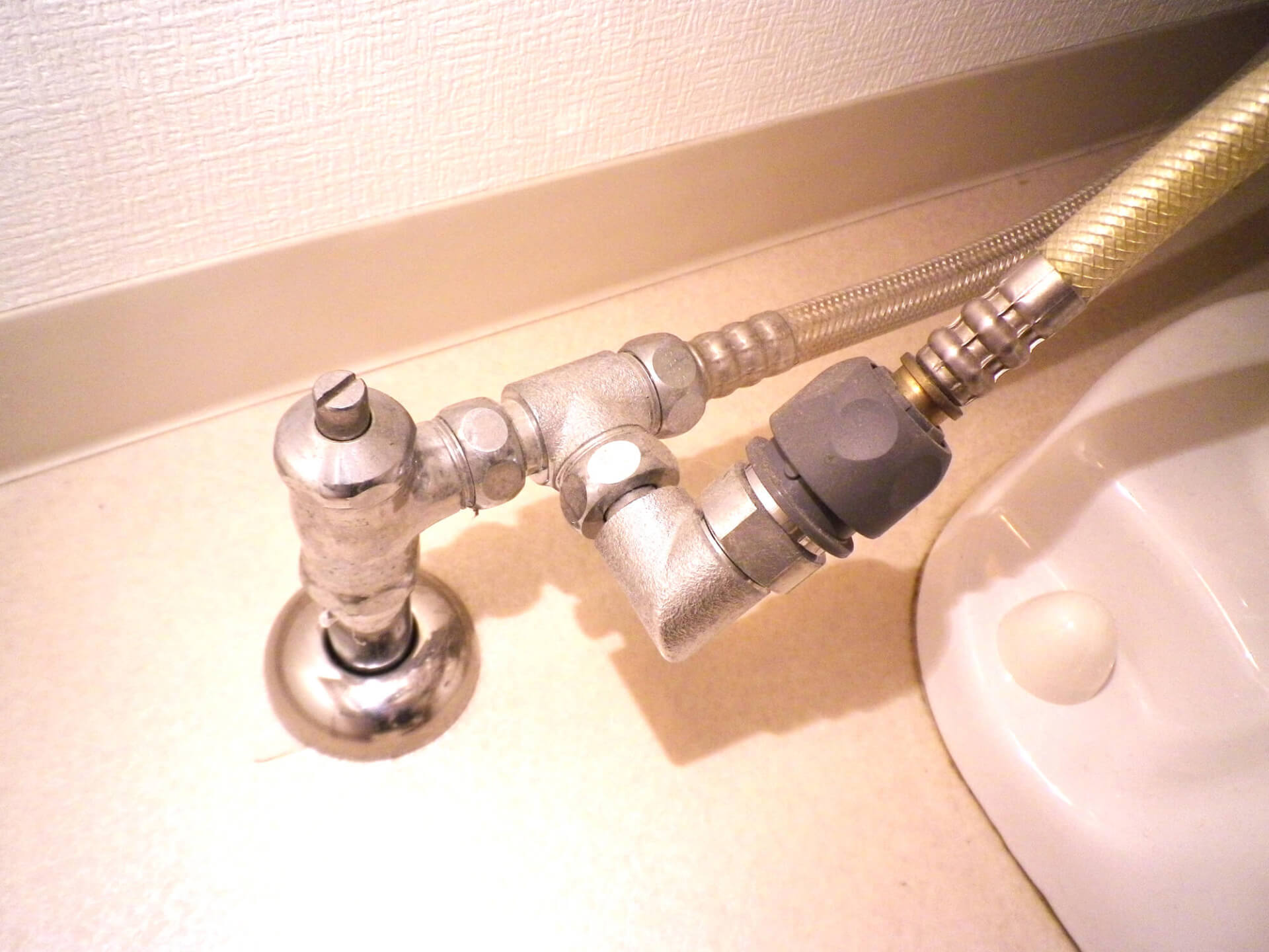 トイレの止水栓の閉め方・調整方法は？作業ポイントとトラブル時の対応を解説
