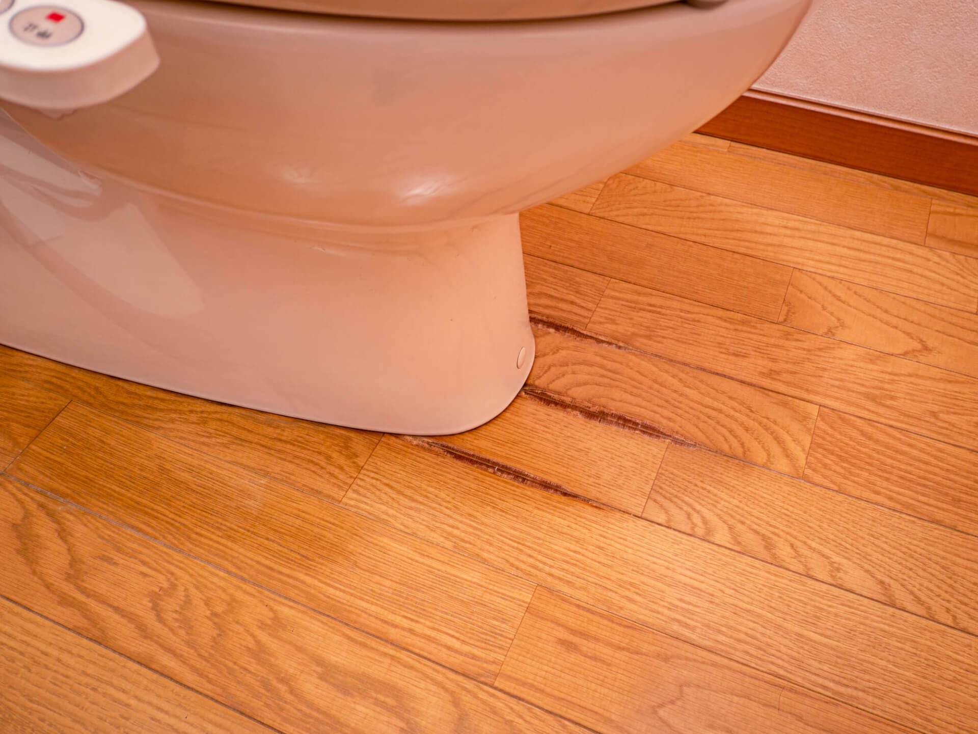 トイレの床が変色するのはなぜ？原因から修復・予防法まで徹底解説