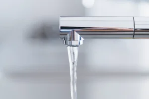 キッチンの水圧が弱くなった原因は？確認ポイントと自分でできる対処法を解説