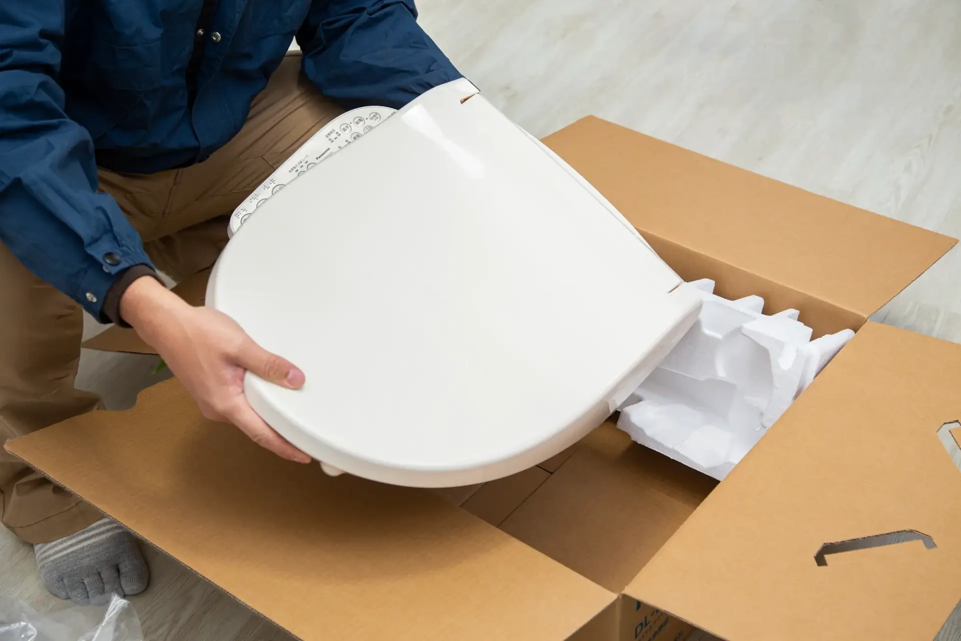 TOTOウォシュレット便座のみ交換!費用と手順、DIYの落とし穴と業者選びの全知識ガイド