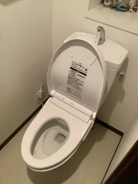 水道メンテナンスセンターでウォシュレット水漏れを修理した事例:「ウォシュレットから水漏れ!まずは止水してトイレを安心できる状態へ-富士市中丸」