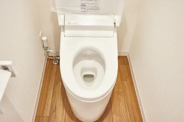 ウォシュレットの水漏れはメーカーと水道業者どちらに頼めばいい?