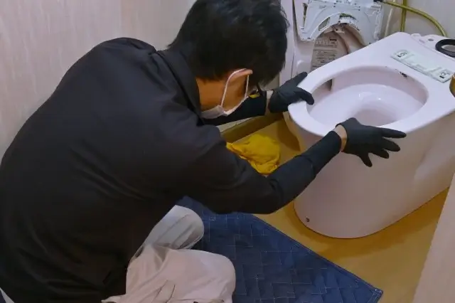 INAXのウォシュレットが横から水漏れする原因は?