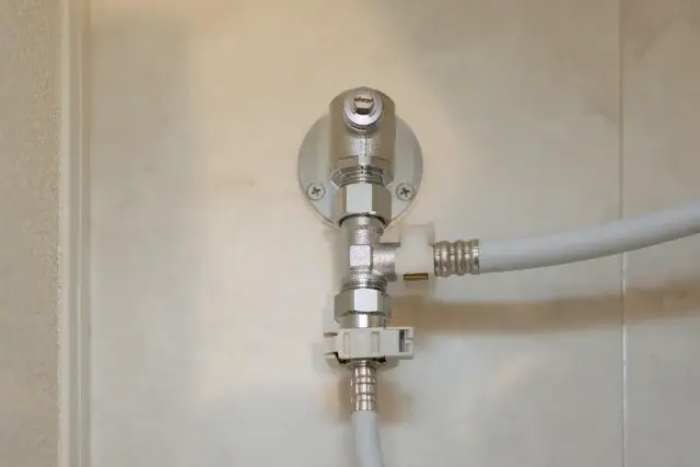 トイレの給水管から水漏れが起きたらまず何をすればいい？