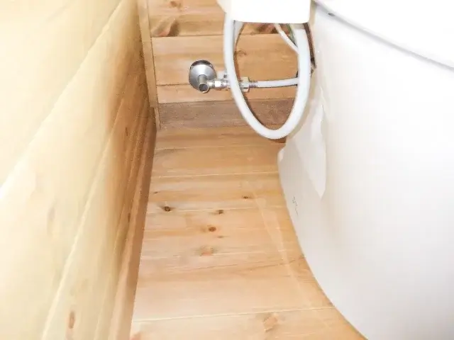 トイレの床に透明な水がじわじわ漏れたとき最初にやる応急処置は?
