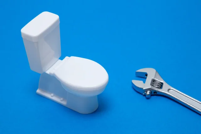 トイレのタンク下から水漏れしたとき最初にすべき応急処置は?