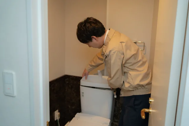 トイレのタンク下の水漏れは自分で直せる?