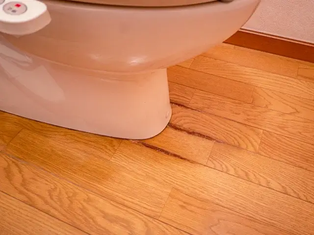 トイレの便器と床の間から水漏れに気づいたら最初に何をすればいい?