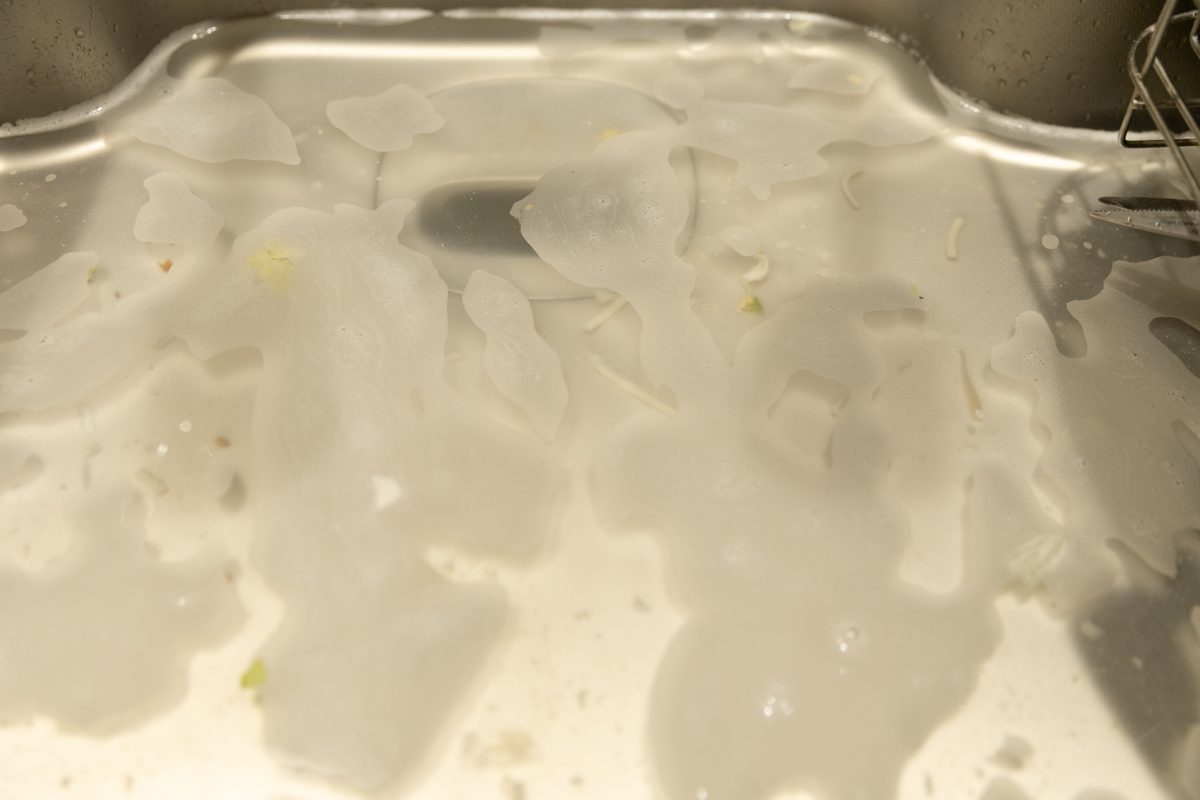 水と泡がたまって流れないキッチンのシンク