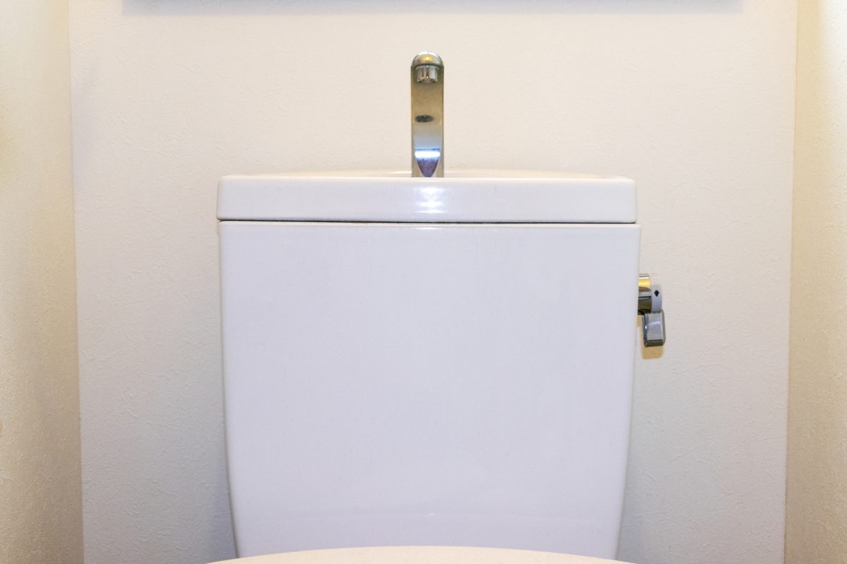 洋式トイレの白い貯水タンク