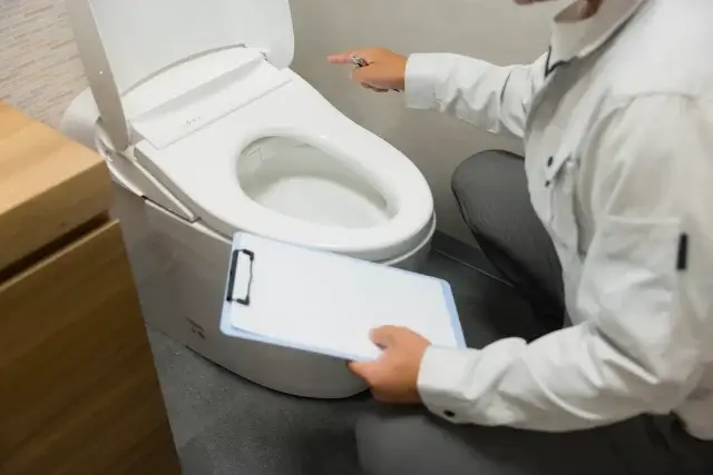 少しずつ流れるトイレつまりで業者を呼ぶ目安は?